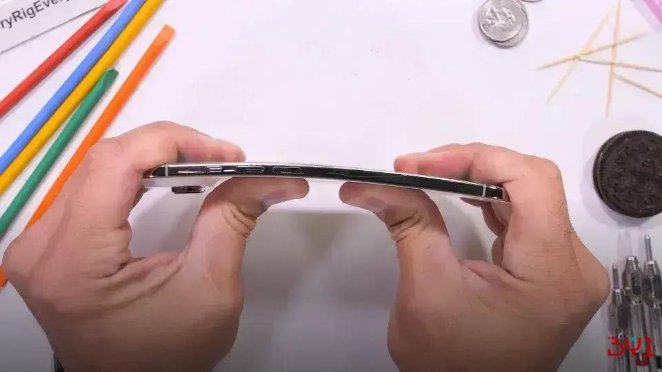 iPhone Air surpreende em testes de resistência: veja como ele se sai
