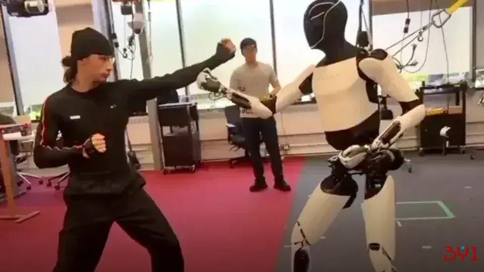 Elon Musk apresenta robô da Tesla realizando movimentos de kung fu