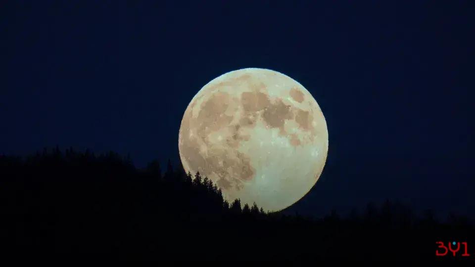 A maior superlua de 2025 ilumina o céu nesta quarta-feira